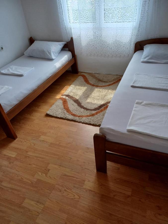 Auberge de jeunesse Traveler'S Rest - Near Podgorica Airport à Mitrovici  Extérieur photo