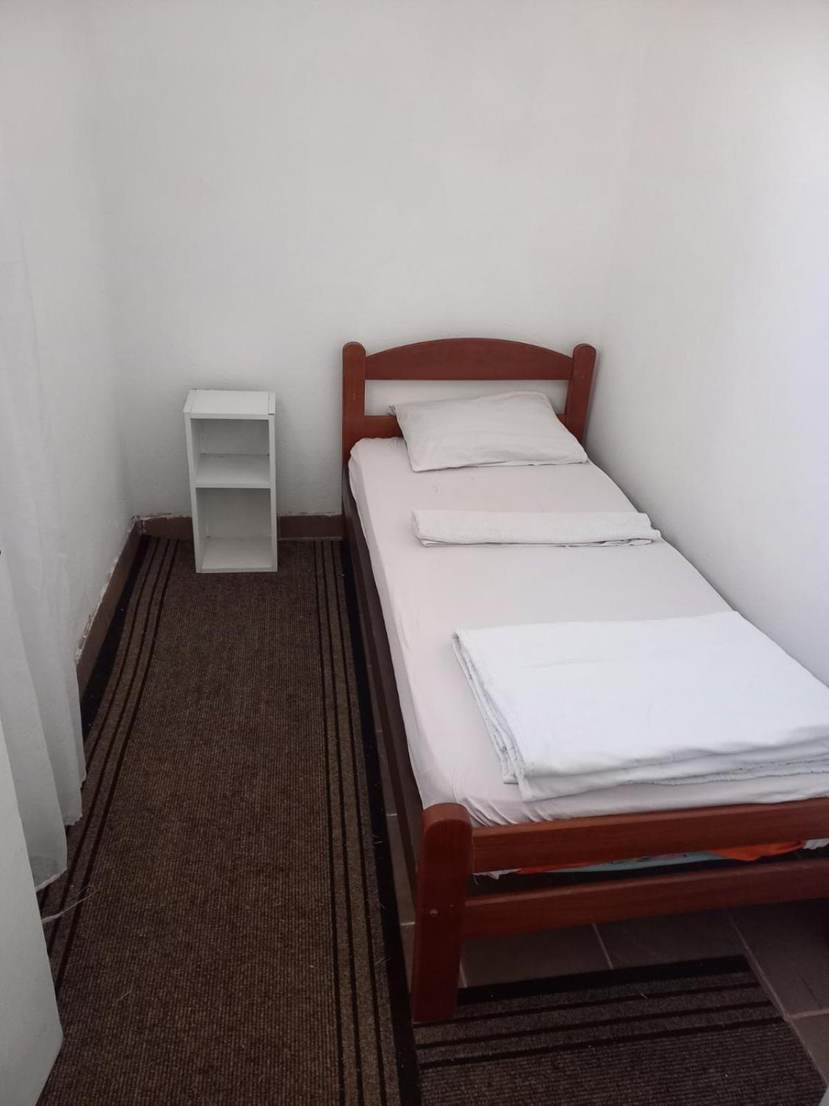 Auberge de jeunesse Traveler'S Rest - Near Podgorica Airport à Mitrovici  Extérieur photo