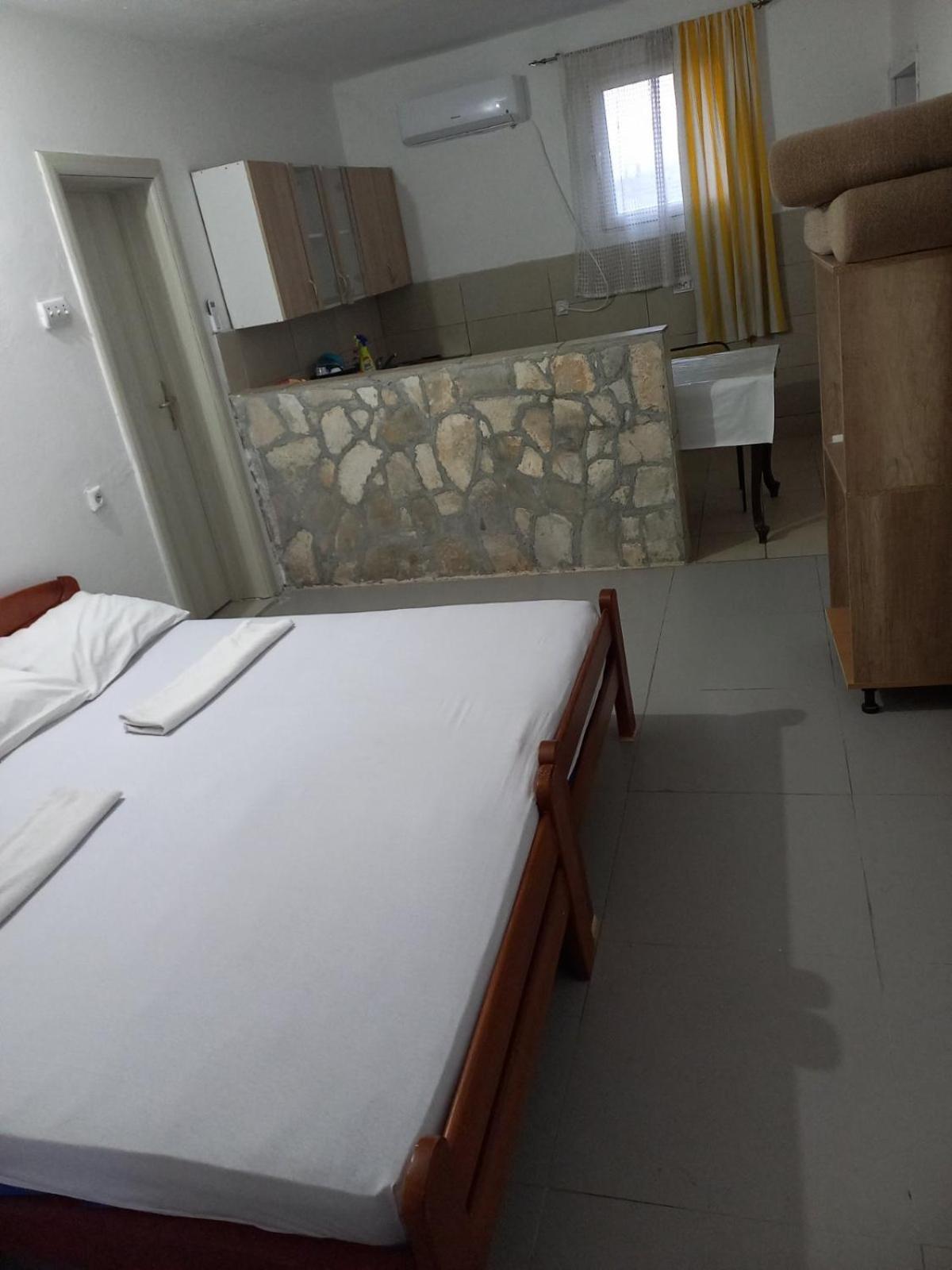 Auberge de jeunesse Traveler'S Rest - Near Podgorica Airport à Mitrovici  Extérieur photo